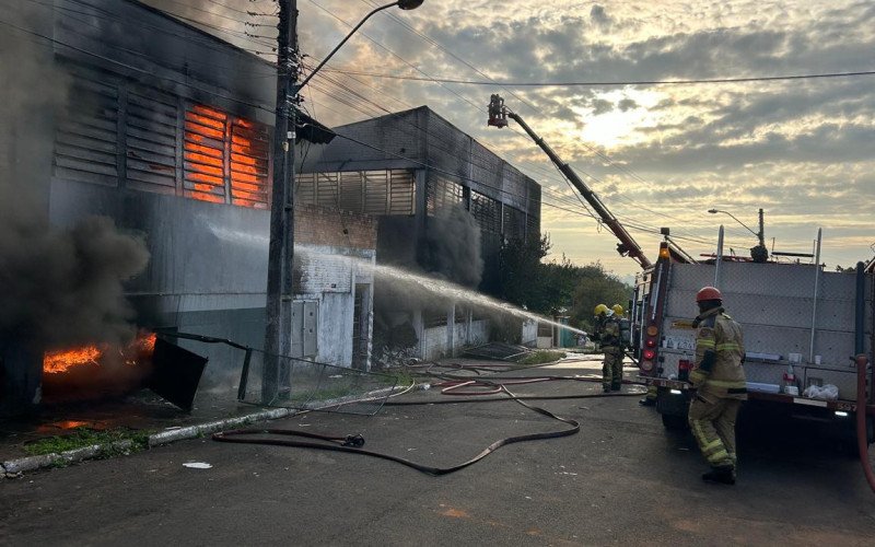 Bombeiros seguem atuando no combate às chamas, no bairro Canudos
