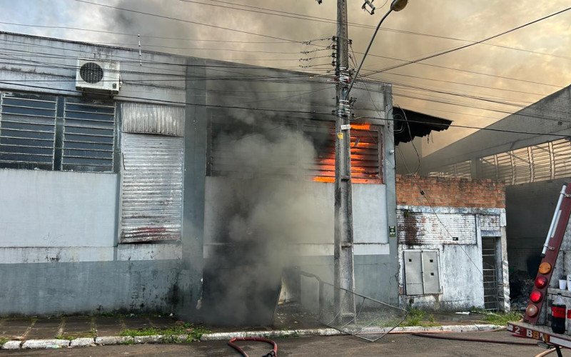 Bombeiros seguem atuando no combate às chamas, no bairro Canudos