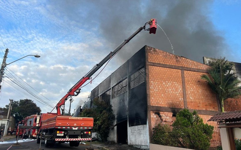 Bombeiros seguem atuando no combate às chamas, no bairro Canudos
