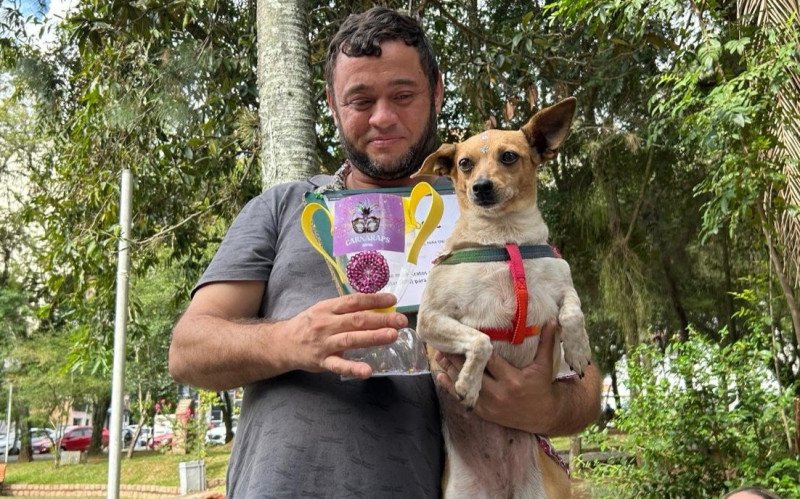 Cadela Bebê, que acompanha as atividades da Unidade de Acolhimento Adulto, recebeu o prêmio de melhor fantasia | abc+