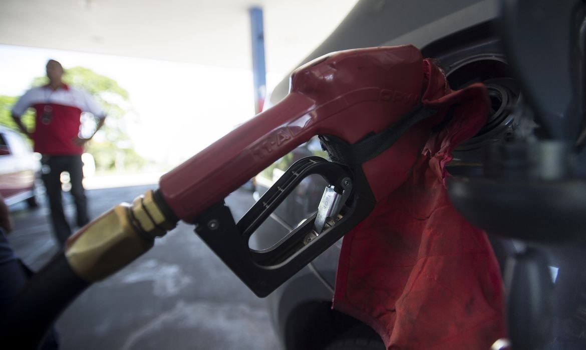 Lula zera imposto e subsidia diesel para conter alta do petr&oacute;leo