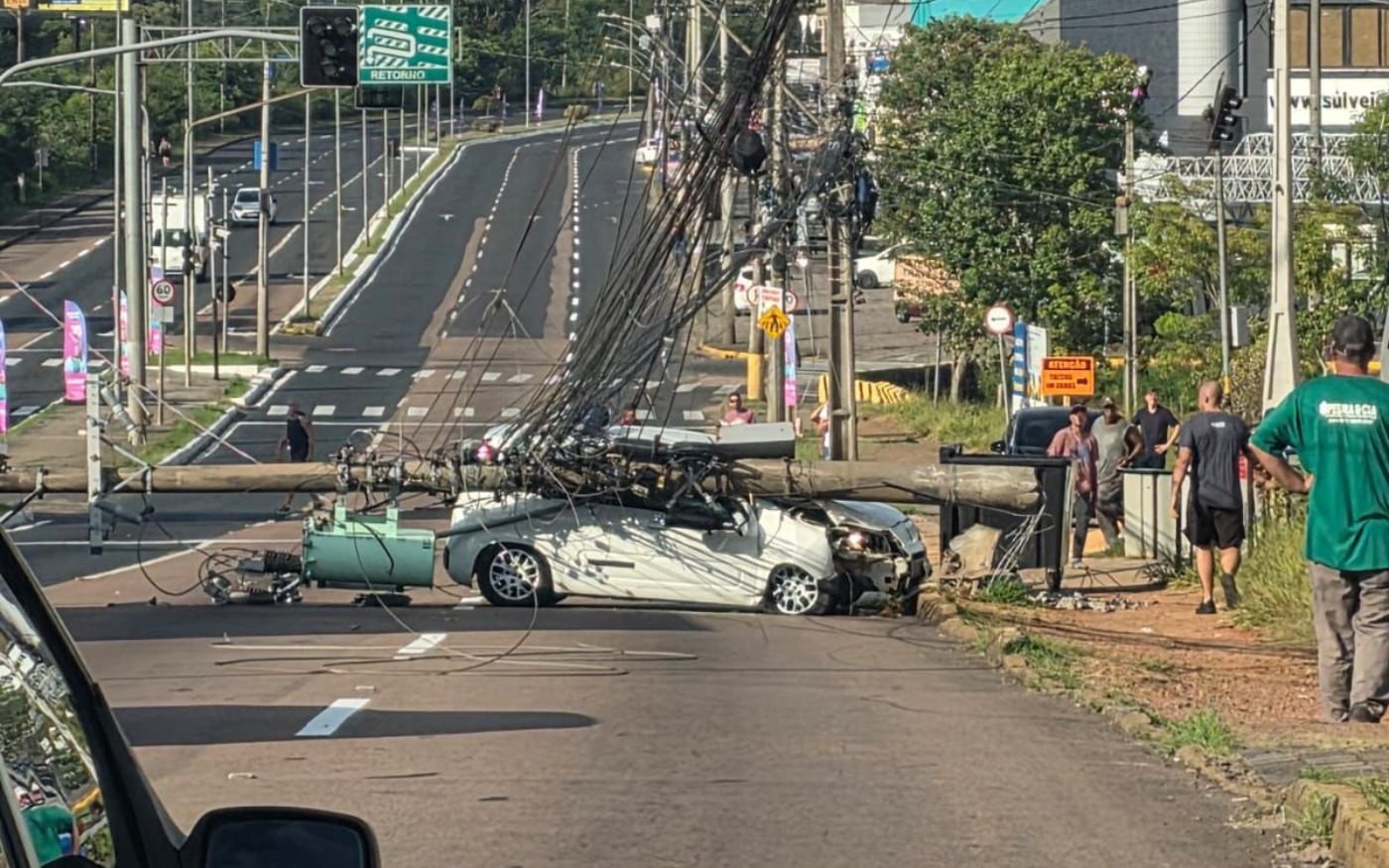 Poste cai sobre carro em acidente na grande Porto Alegre