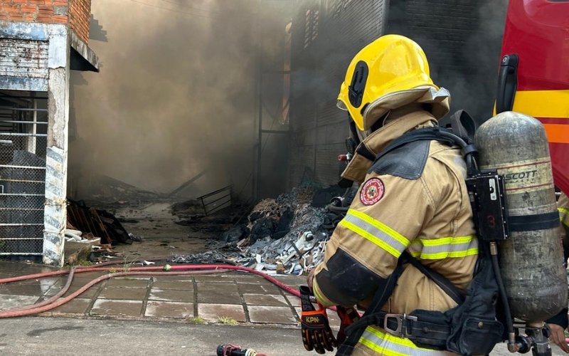 Bombeiros iniciam trabalho de rescaldo ap&oacute;s mais de 10 horas de combate a inc&ecirc;ndio em pr&eacute;dio comercial em Novo Hamburgo