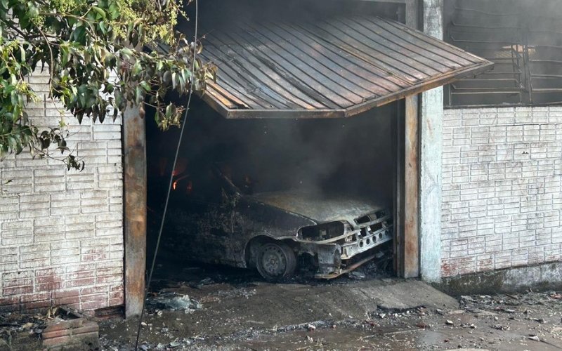 Tr&ecirc;s fam&iacute;lias s&atilde;o retiradas de casa durante inc&ecirc;ndio que destruiu igreja e fez telhado de pr&eacute;dio ruir em Novo Hamburgo