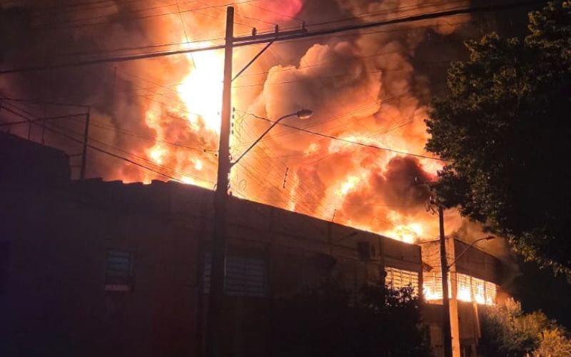 V&Iacute;DEO: Inc&ecirc;ndio atinge empresa desde a madrugada em Novo Hamburgo