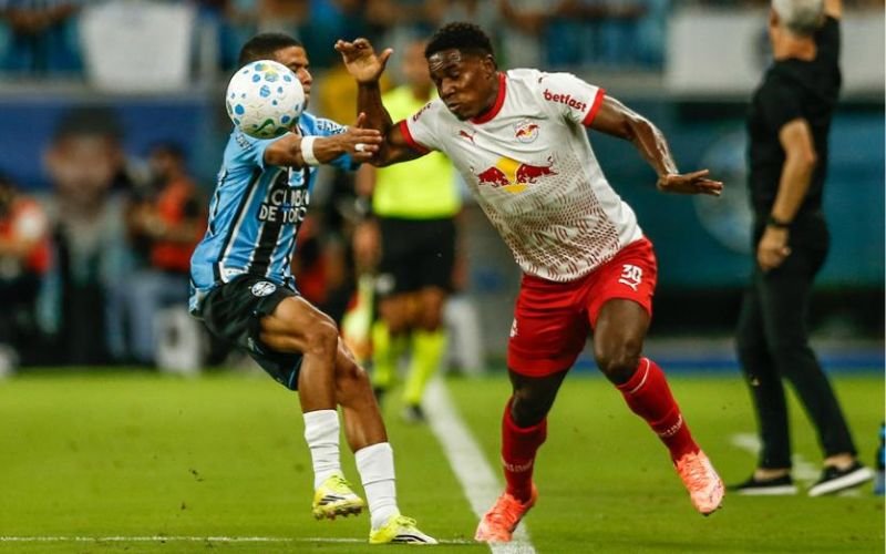 Gr&ecirc;mio sai na frente com Carlos Vin&iacute;cius, mas cede empate ao Bragantino na Arena