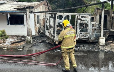 VÍDEO: Família é acordada pelos estalos de chamas e precisa fugir às pressas; incêndio destruiu casa em Novo Hamburgo