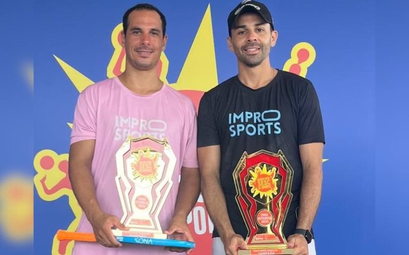 Diego e Regis com os troféus do beach tennis | abc+