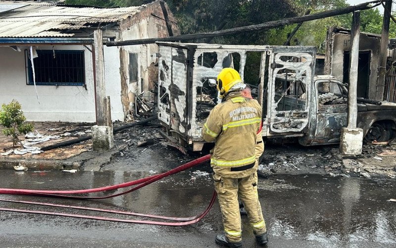 Incêndio destruiu casa, galpão e caminhonete em NH; bombeiros trabalhavam ainda na manhã desta sexta-feira (13)