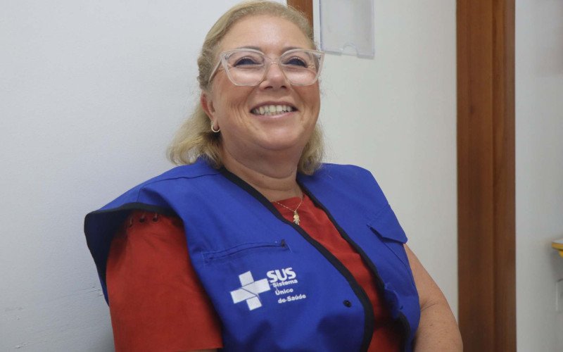 A enfermeira K&aacute;tia informa que interessados em doar podem tirar d&uacute;vidas pelo telefone do Hemorgs