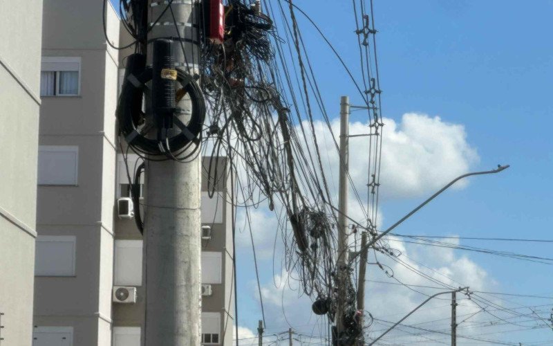 Cabos de internet e telefone vão precisar de identificação em Novo Hamburgo - Poluição visual | abc+
