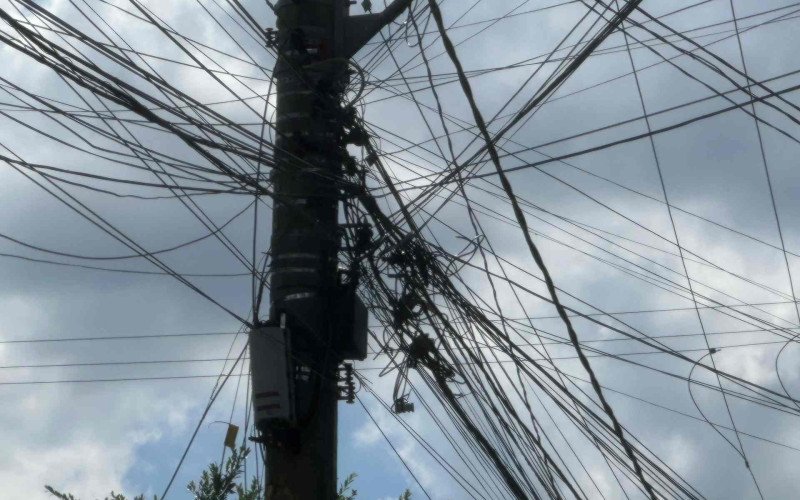 Cabos de internet e telefone vão precisar de identificação em Novo Hamburgo - Poluição visual | abc+