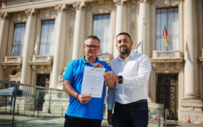 Beto Albuquerque com documento que confirma saída do PSB da base do governo Eduardo Leite (PSD)  | abc+