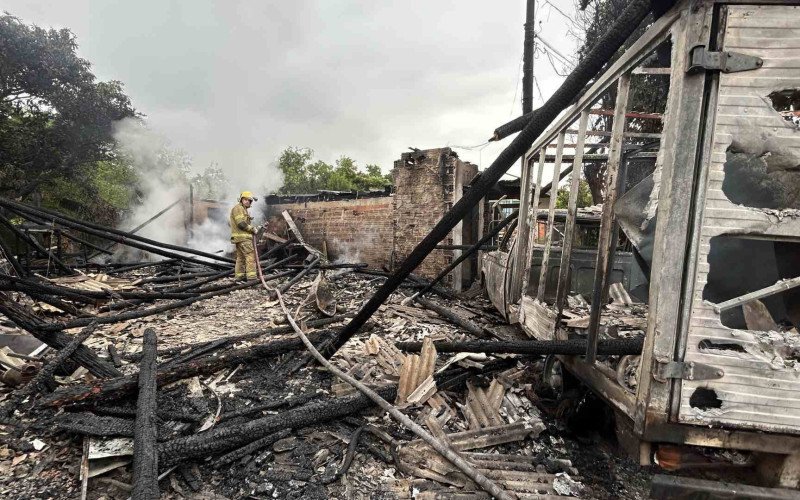 Perícia acredita que incêndio que destruiu casa, galpão e D20 tenha sido proposital