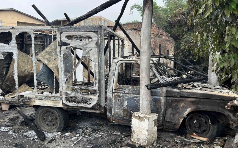 Perícia acredita que incêndio que destruiu casa, galpão e D20 tenha sido proposital