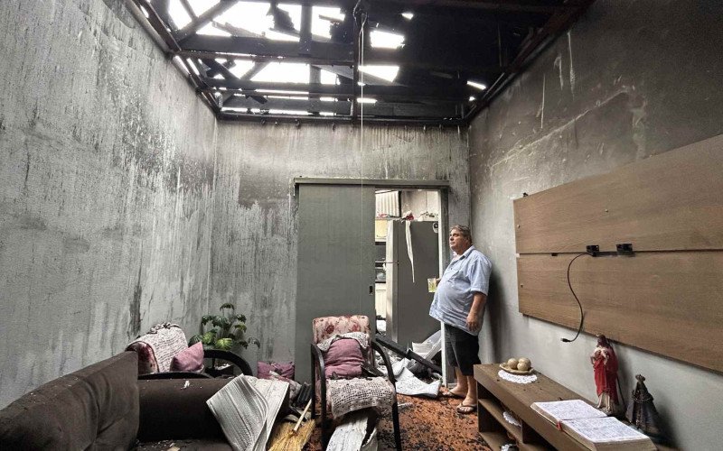 Comerciante Cláudio Machado de Oliveira acordou com barulho do fogo e correu para tirar família da casa em chamas