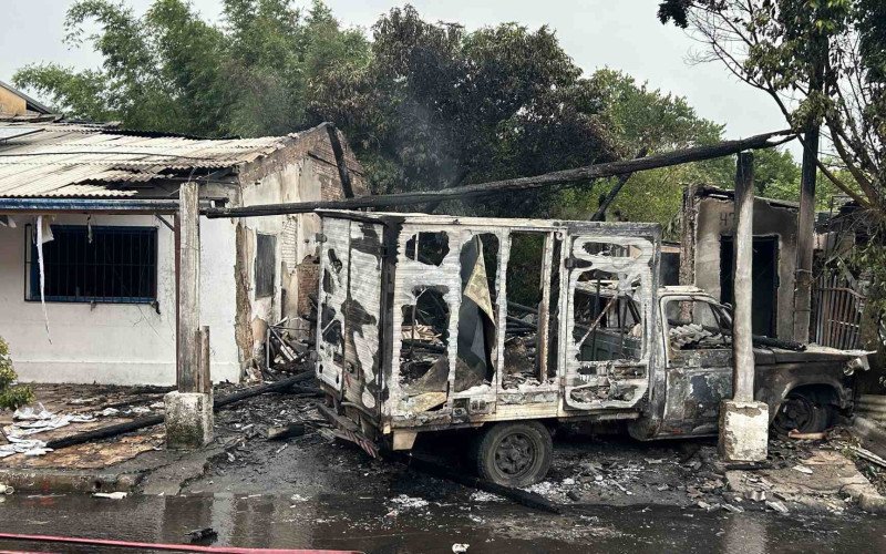 Perícia acredita que incêndio que destruiu casa, galpão e D20 tenha sido proposital