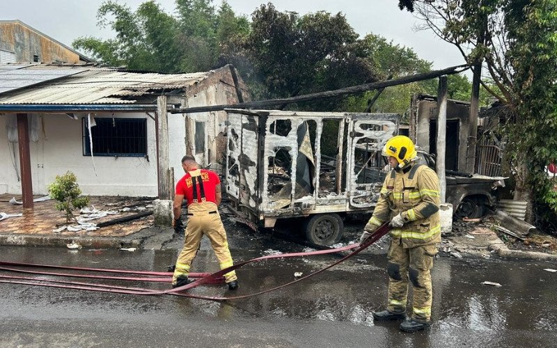 Incêndio destruiu casa, galpão e caminhonete em NH; bombeiros trabalhavam ainda na manhã desta sexta-feira (13)