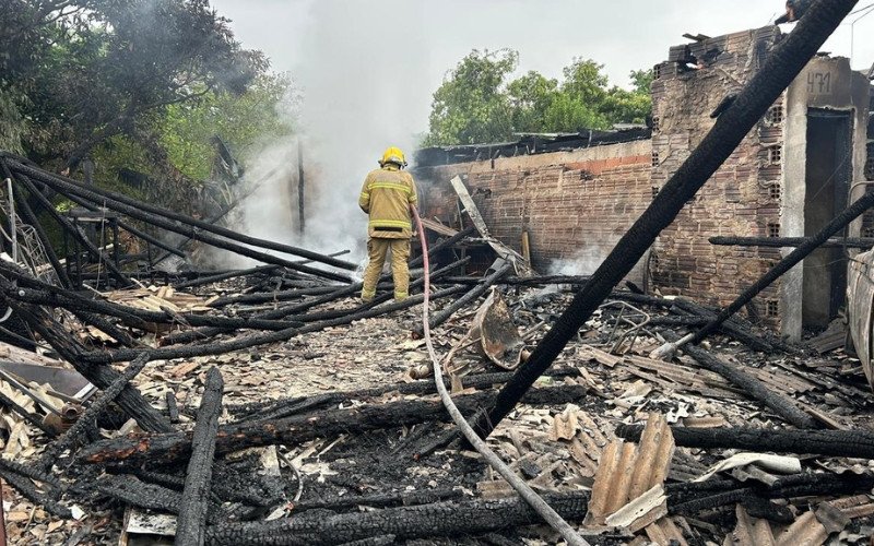 Incêndio destruiu casa, galpão e caminhonete em NH; bombeiros trabalhavam ainda na manhã desta sexta-feira (13)