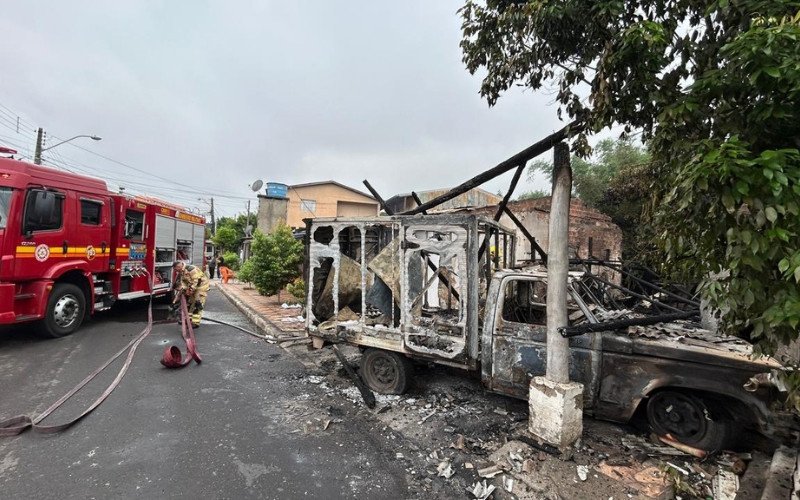 Incêndio destruiu casa, galpão e caminhonete em NH; bombeiros trabalhavam ainda na manhã desta sexta-feira (13)