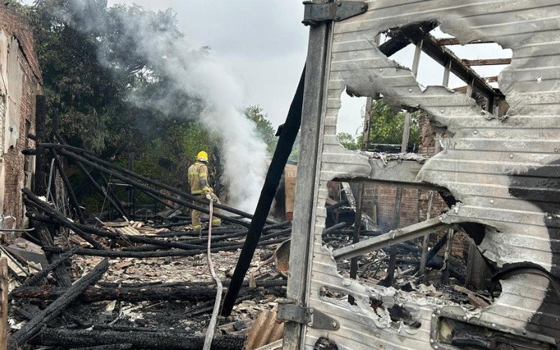 Incêndio destruiu casa, galpão e caminhonete em NH; bombeiros trabalhavam ainda na manhã desta sexta-feira (13)