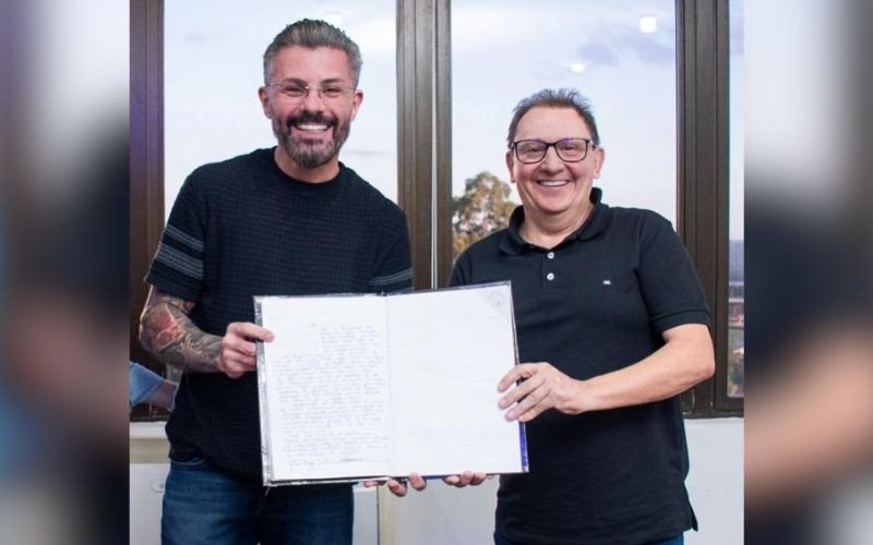 Gustavo Finck transmite cargo de prefeito para Gerson Haas durante viagem oficial a Taiwan | abc+