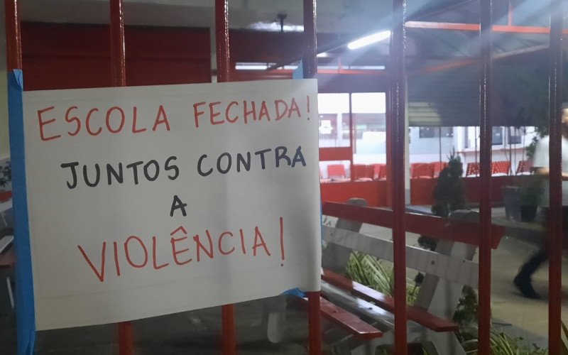 Colégio Pedrinho suspendeu aulas no turno da noite por falta de segurança; professores colaram cartazes em frente a escola 