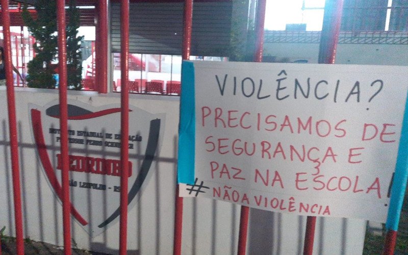 Colégio Pedrinho suspendeu aulas no turno da noite por falta de segurança; professores colaram cartazes em frente a escola 