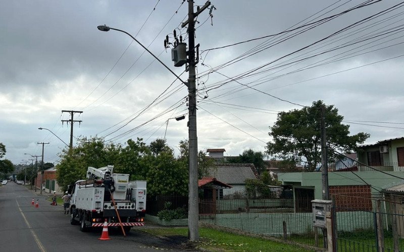 Transformador - energia elétrica - poste e fios de energia - poste de luz - luz sendo arrumada