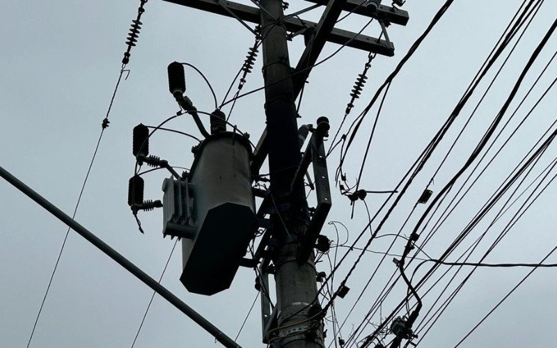 Transformador - energia elétrica - poste e fios de energia - poste de luz