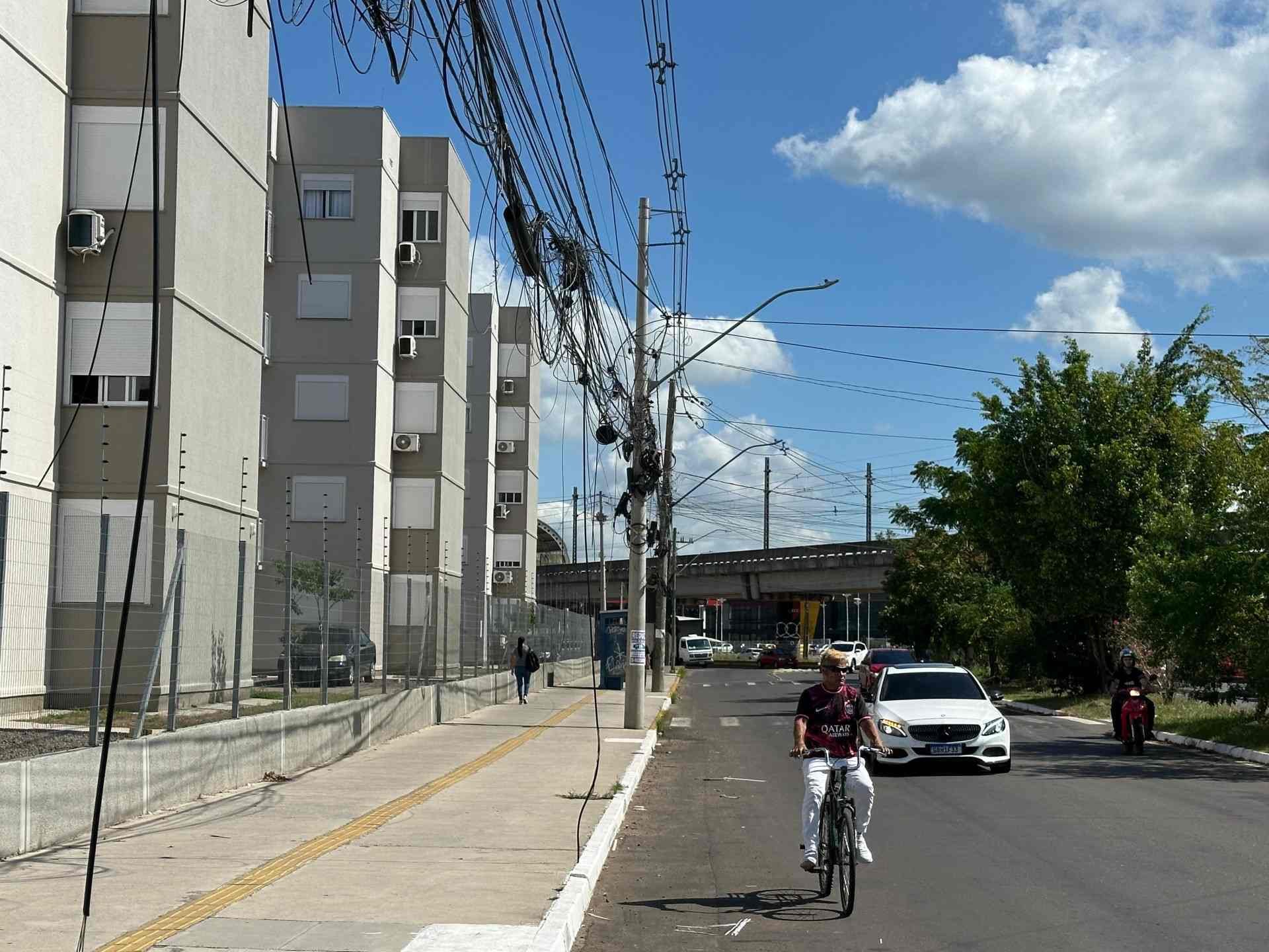 Empresas ser&atilde;o obrigadas a identificar fios nos postes de Novo Hamburgo; saiba como vai funcionar