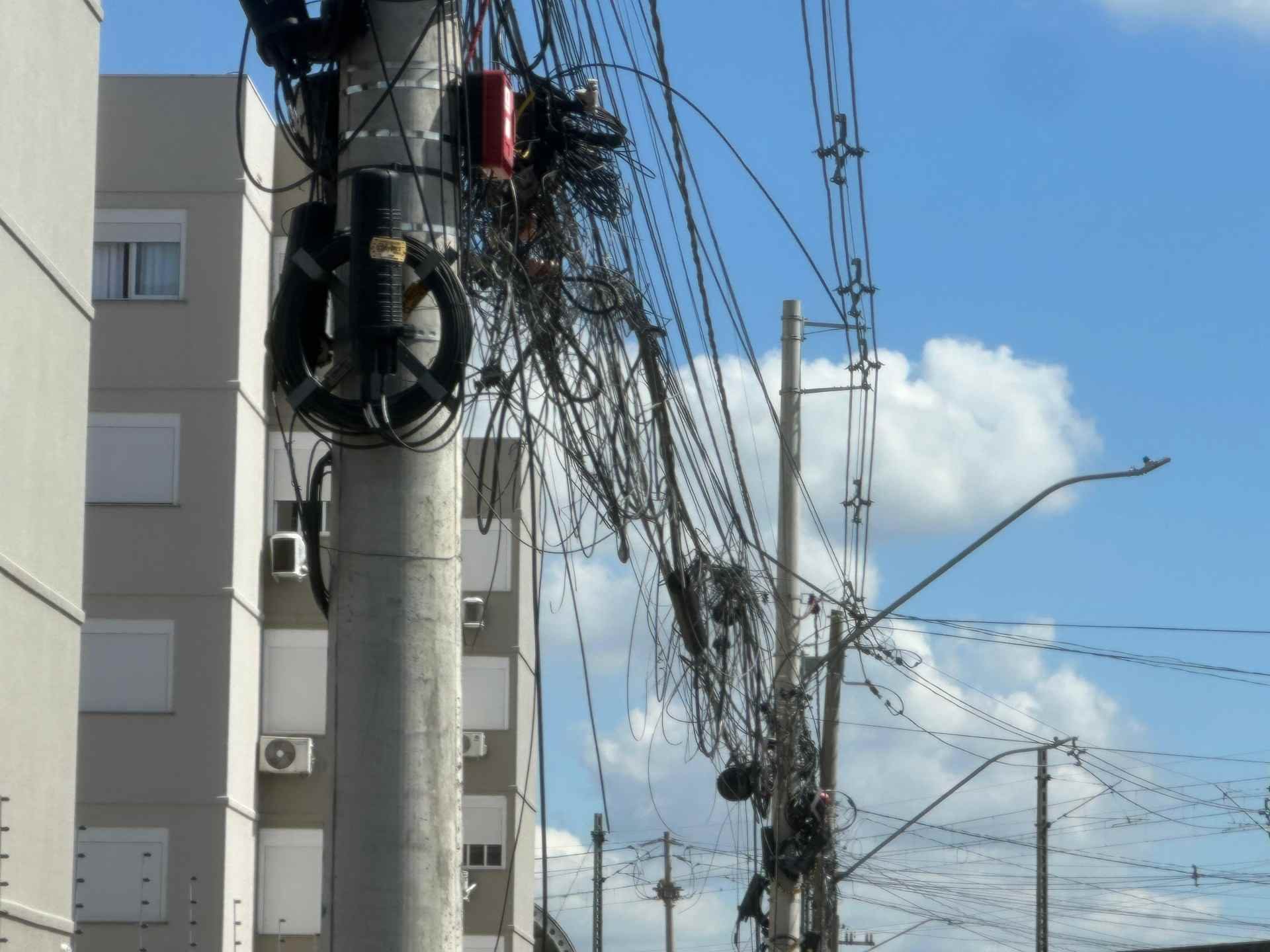 Para facilitar fiscaliza&ccedil;&atilde;o de fios soltos, projeto prop&otilde;e identifica&ccedil;&atilde;o dos cabos em Novo Hamburgo; entenda a iniciativa