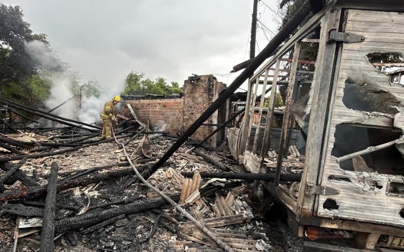 &ldquo;Consegui acordar todo mundo para ningu&eacute;m morrer queimado&rdquo;: Morador conta desespero ao ver casas sendo consumidas por inc&ecirc;ndio