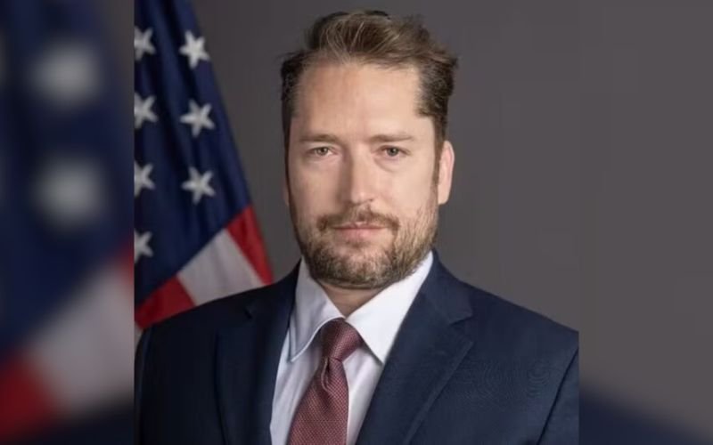Governo Lula revoga visto de assessor de Trump que visitaria Bolsonaro na cadeia