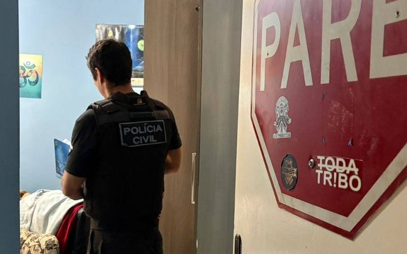 Abuso de irm&atilde;os de 5 e 9 anos &eacute; descoberto ap&oacute;s m&atilde;e acessar celular dado por suspeito a uma das crian&ccedil;as