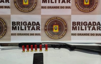 Homem é preso com espingarda e carro clonado após perseguição na região metropolitana