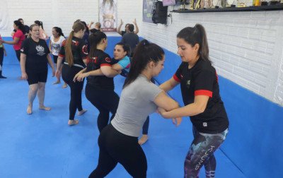 Mais de 60 alunas aderem às aulas de defesa pessoal para mulheres em Novo Hamburgo