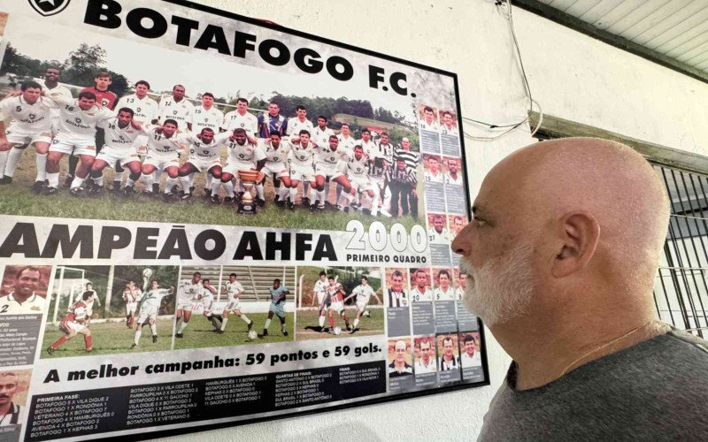 Gerson Luis Sudekum olha as recordações do Botafogo