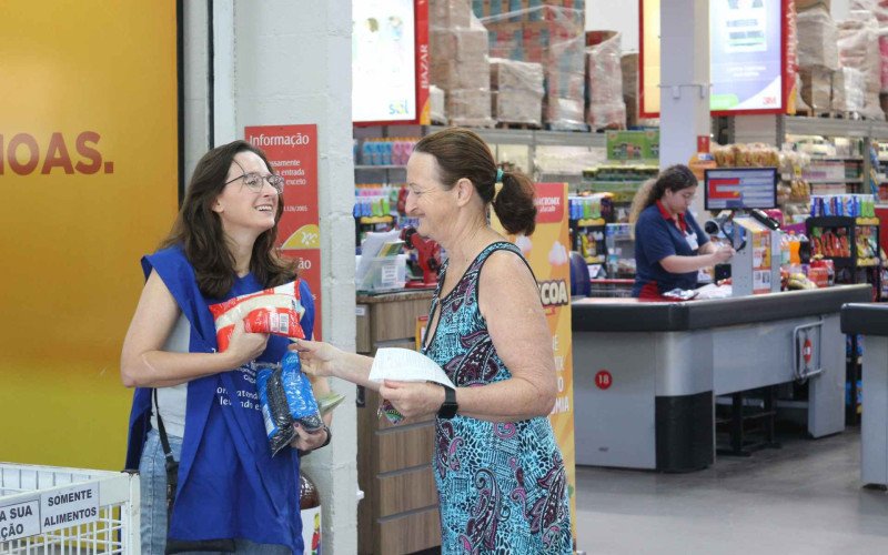 Neiva Cipriani (D) disse sempre participar doando alimentos para o Banco de Canoas | abc+
