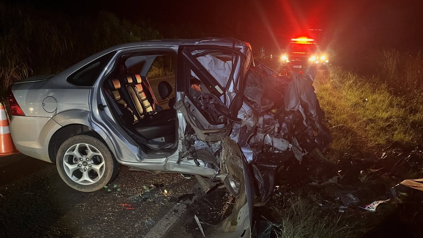 Tr&ecirc;s pessoas morrem em colis&atilde;o frontal ap&oacute;s carro invadir pista contr&aacute;ria durante ultrapassagem no RS