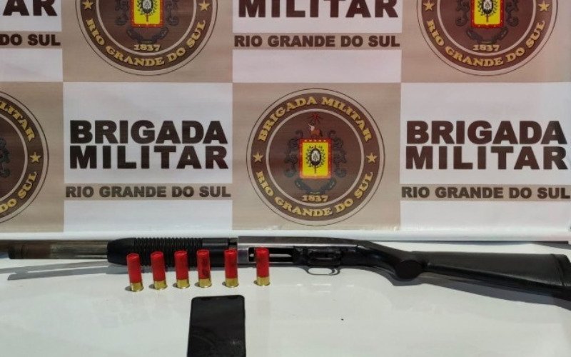 Homem &eacute; preso com espingarda e carro clonado ap&oacute;s persegui&ccedil;&atilde;o na regi&atilde;o metropolitana