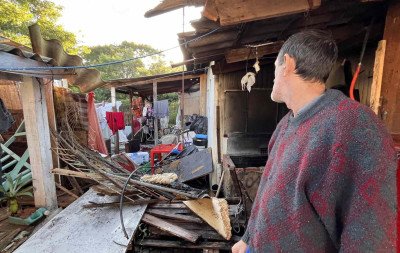 "Arranquei um ar-condicionado para tentar pegar ela pelo buraco": Vizinhos tentaram salvar adolescente que morreu em incêndio