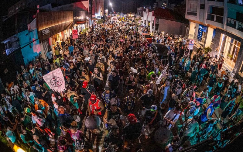 Carnaval de Rua reuniu cerca de 4 mil pessoas na Rua Independência sábado (14)