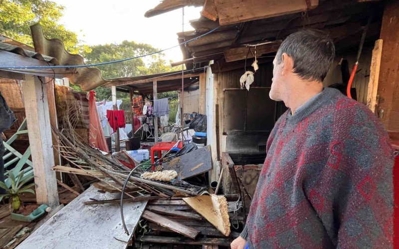 Vizinhos chegaram a derrubar cerca na casa de João Gilmar da Silva para tentar salvar adolescente | abc+