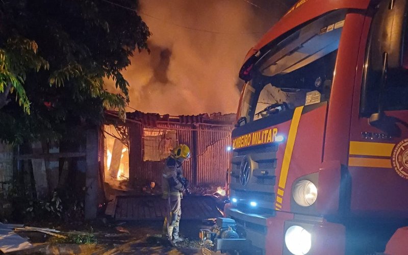 Chamas destruíram casa da vítima na madrugada de ontem