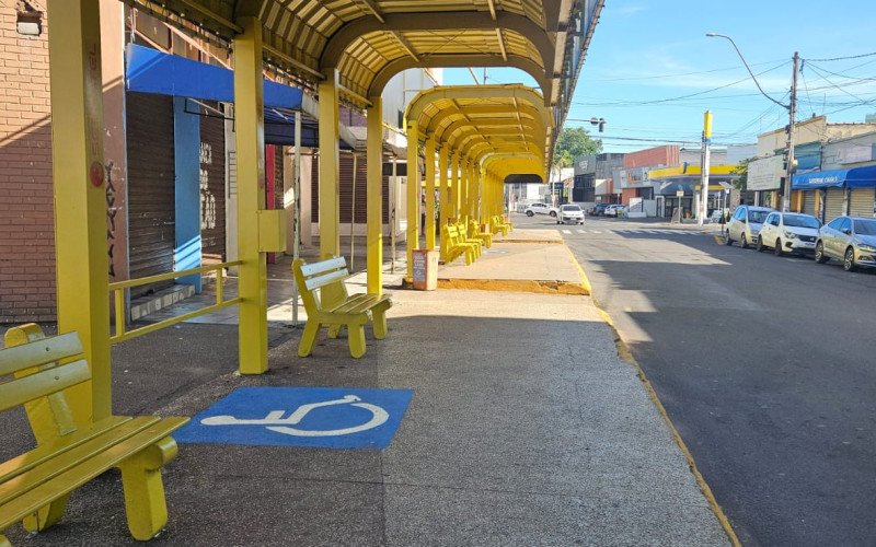 Paradas de ônibus ficaram desertas em São Leopoldo neste domingo (15), quando houve suspensão da circulação dos ônibus