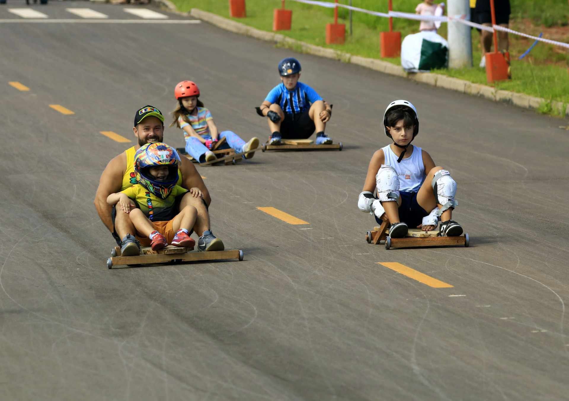 FOTOS: Corrida de carrinhos de rolim&atilde; re&uacute;ne a comunidade em Nova Santa Rita