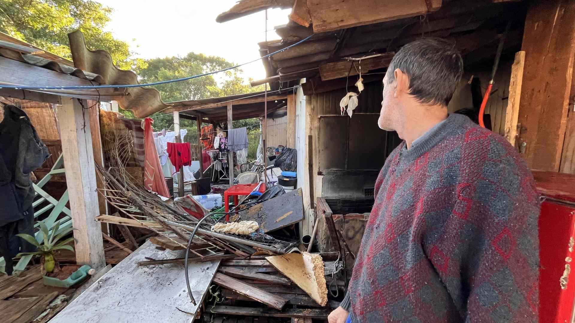 &ldquo;Arranquei um ar-condicionado para tentar pegar ela pelo buraco&rdquo;: Vizinhos tentaram salvar adolescente que morreu em inc&ecirc;ndio