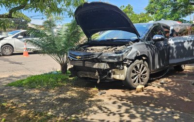 Duas pessoas são atingidas na calçada depois de colisão entre veículos em São Leopoldo