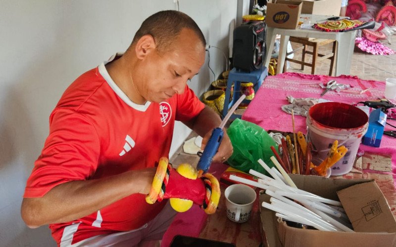 Preparativos da Acad&ecirc;micos Verde e Rosa para o desfile do carnaval de S&atilde;o Leopoldo - presidente da escola, Dinho